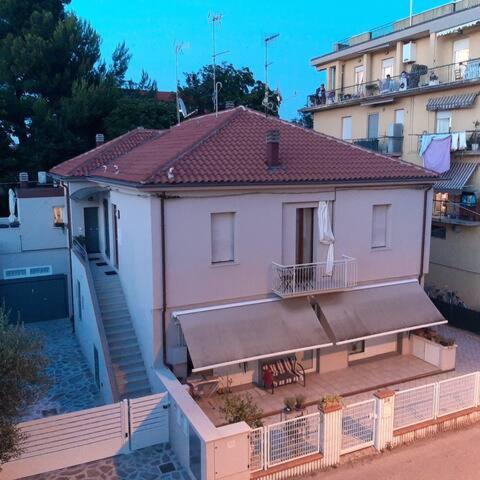 Good House- Ampio Appartamento Vicino Al Mare Rimini Bagian luar foto